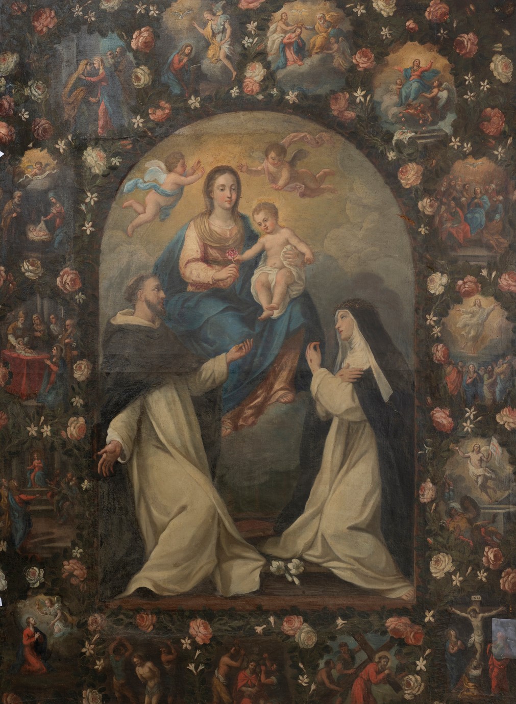 Maestro romano attivo nella prima metà del XVIII secolo          
Madonna col Bambino tra S. Domenico, S. Caterina e i quindici misteri del Rosario
1730 circa
olio su tela
cm 200X152


Il soggetto del dipinto, in origine nella chiesa di S. Maria della Trasfigurazione all’Ospizio Apostolico del San Michele, è legato alla preghiera del Rosario.
Al centro la Madonna e il Bambino; sotto di loro San Domenico e Santa Caterina accolgono una rosa, simbolo di purezza, che la Vergine e il Bambino porgono dall’alto. Attorno alle figure si snodano gli episodi del Rosario che vanno letti in senso antiorario dalla scena dell’Annunciazione, nell’ordine: la Visitazione, la Nascita di Gesù, la Presentazione al Tempio, Gesù tra i Dottori, Gesù nell’orto degli Ulivi, la Flagellazione, la Corona di Spine, Gesù al Calvario, La Crocifissione, la Resurrezione, l’Ascensione, la Discesa dello Spirito Santo nel Cenacolo, l’Assunzione di Maria in Cielo, l’Incoronazione della Vergine. 