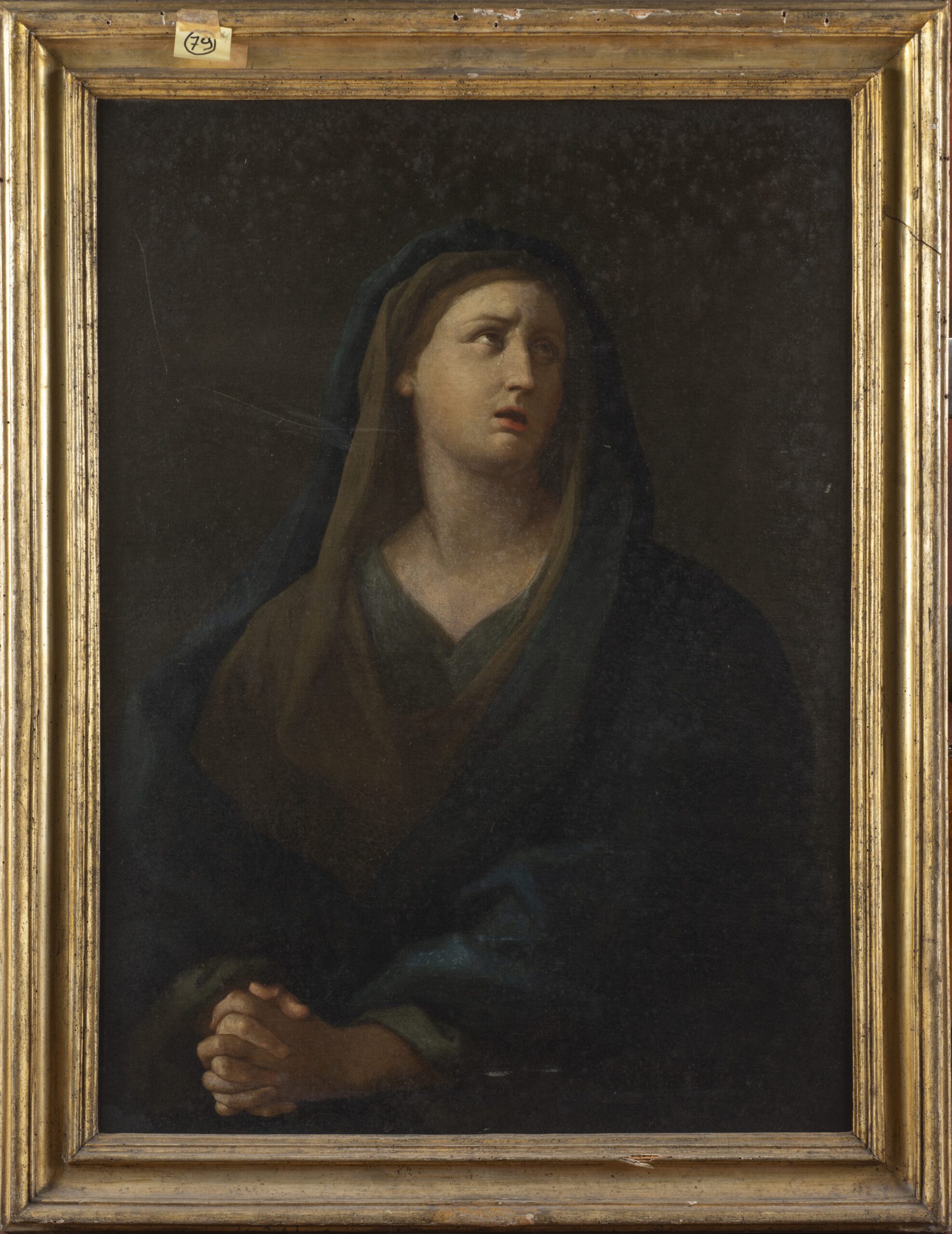 Maestro bolognese della metà del XVII secolo Vergine orante Olio su tela cm 97 x 72 Il dipinto è da riferire ad un anonimo maestro vicino a Guido Reni, tra i più grandi maestri dell’epoca Barocca in Europa. Reni, attivo tra la fine del Cinquecento e il primo quarantennio del Seicento, rivoluzionò la pittura moderna inventando il prototipo della figura espressiva e sentimentale, con lo sguardo rivolto all’insù e una posa compatibile con un soggetto sia religioso sia profano. Il dipinto del San Michele è un tipico esempio di un copista seicentesco che, ispirandosi alle opere del Reni, realizza una Madonna orante e in lacrime colta probabilmente nel momento della morte del Figlio sulla Croce. La datazione del pezzo ci colloca attorno al 1650.